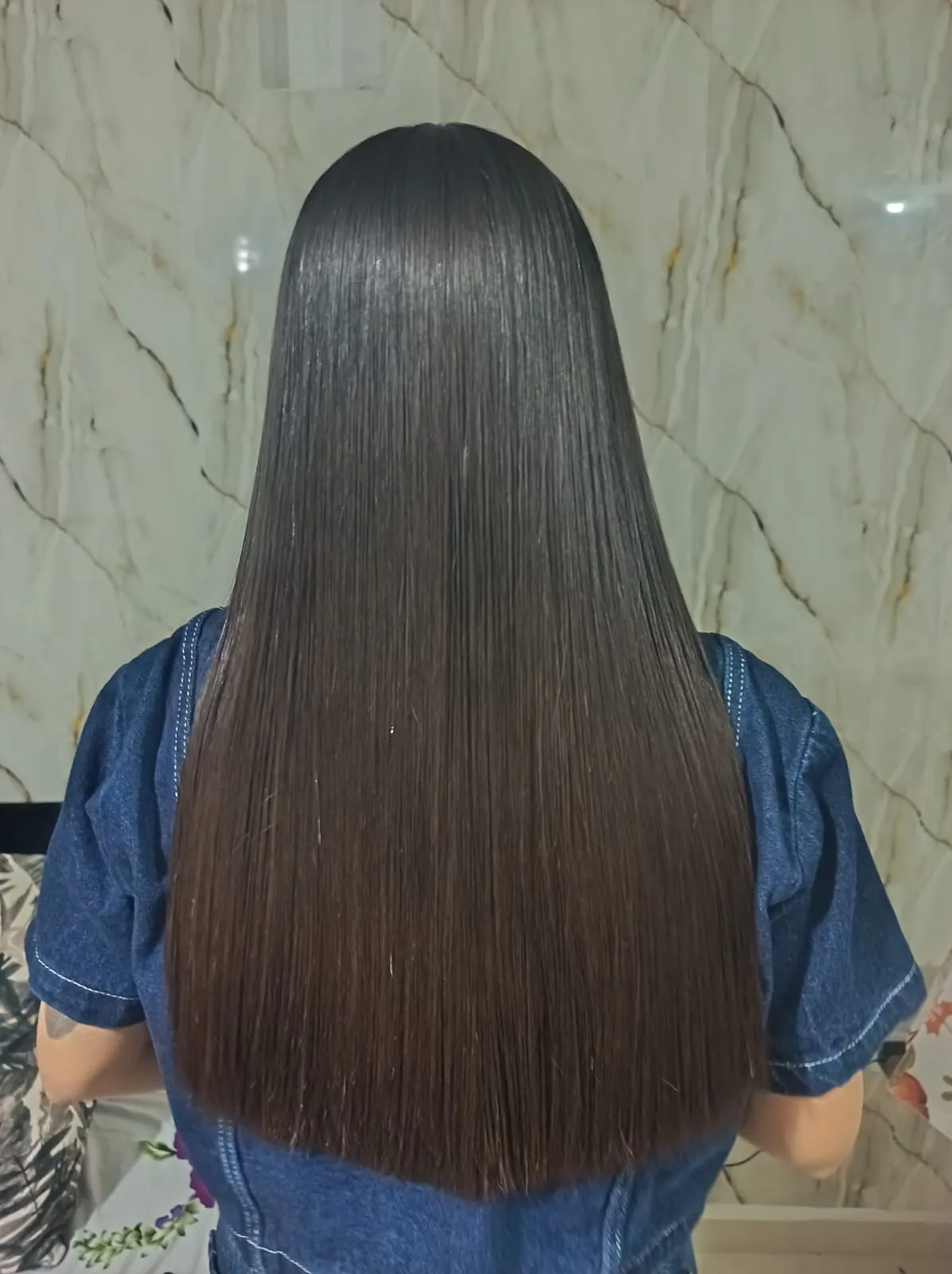Resultado final con corte y perfilado de barbería profesional